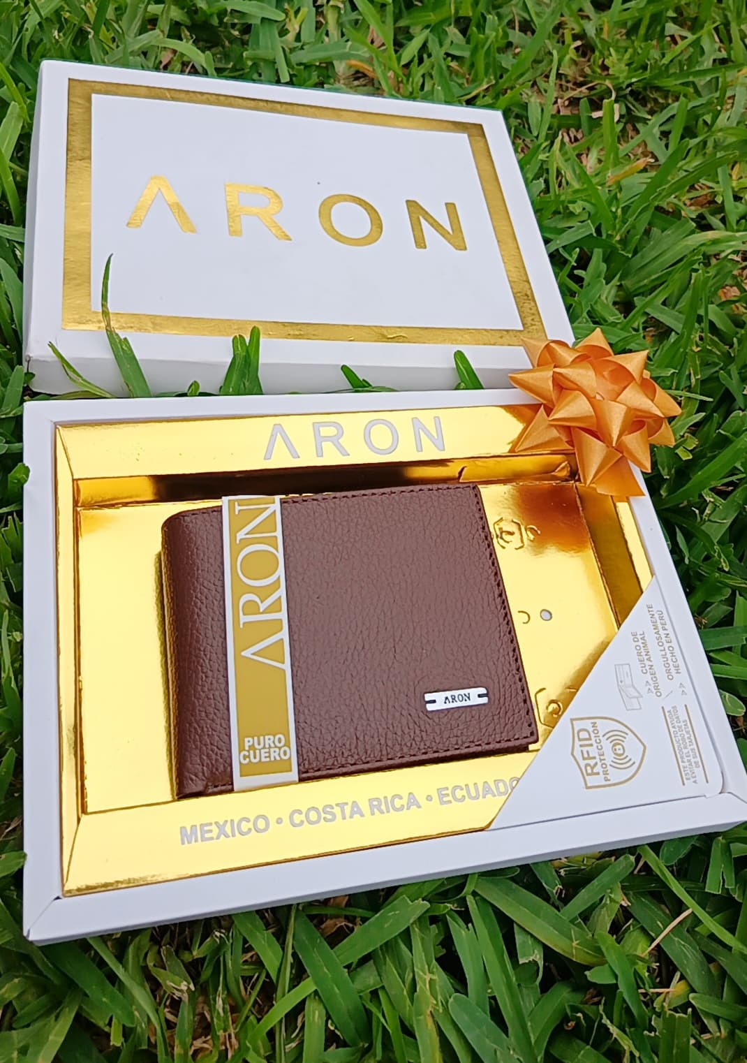 Billetera Aron en caja de regalo dorada
